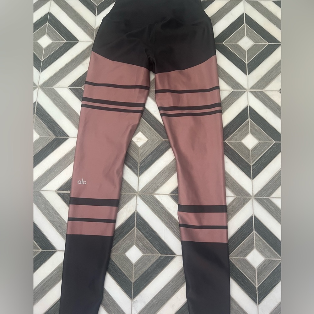 Alo Yoga leggings. Women’s size Small. Some pilling and 1 small snag (pictured)